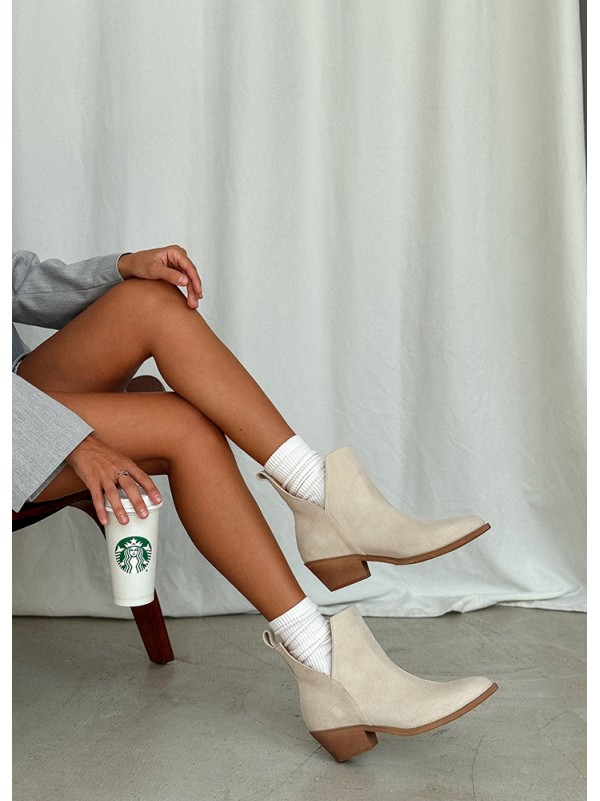 Жіночі замшеві черевики козаки (байка) бежевого кольору 34931