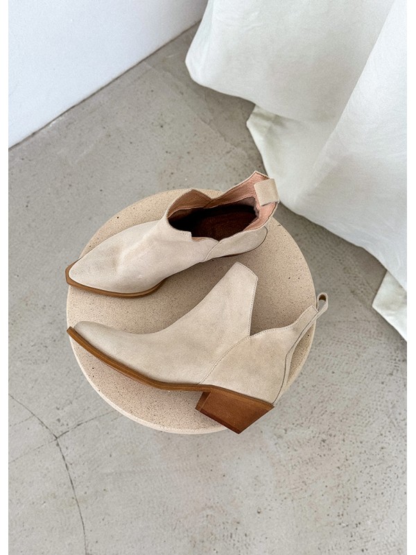 Жіночі замшеві черевики козаки (байка) бежевого кольору 34931