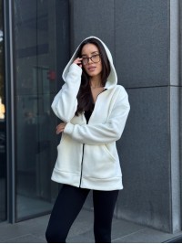 Жіноча тепла кофта на змiйцi вiльного крою молочного кольору 34937