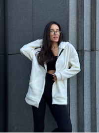 Жіноча тепла кофта на змiйцi вiльного крою молочного кольору 34937