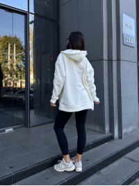 Жіноча тепла кофта на змiйцi вiльного крою молочного кольору 34937