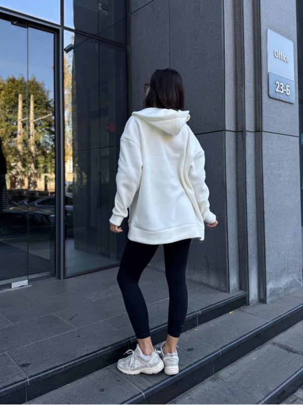 Жіноча тепла кофта на змiйцi вiльного крою молочного кольору 34937