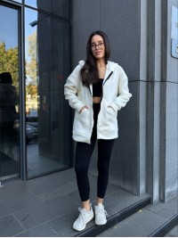 Жіноча тепла кофта на змiйцi вiльного крою молочного кольору 34937