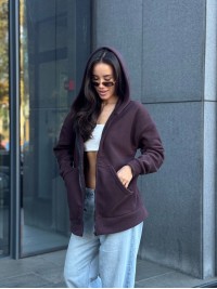 Жіноча тепла кофта на змiйцi вiльного крою коричневого кольору 34938