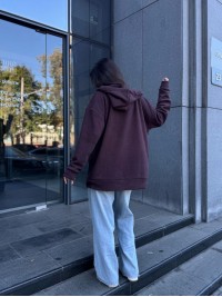 Жіноча тепла кофта на змiйцi вiльного крою коричневого кольору 34938