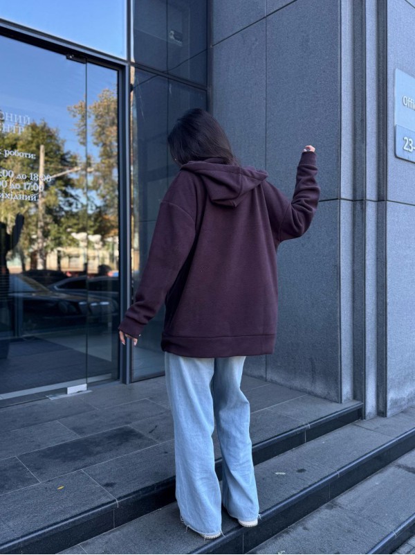 Жіноча тепла кофта на змiйцi вiльного крою коричневого кольору 34938