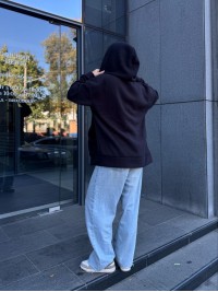 Жіноча тепла кофта на змiйцi вiльного крою чорного кольору 34939