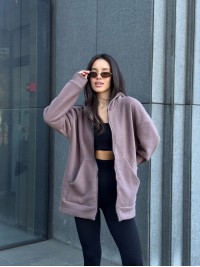 Жіноча тепла кофта на змiйцi вiльного крою кавового кольору 34940