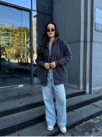 Жіноча тепла кофта на змiйцi вiльного крою графiтового кольору 34941