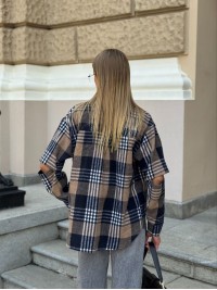 Жіноча фланелева сорочка з розрізом на рукавах синього кольору 34947