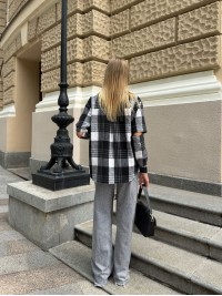 Жіноча фланелева сорочка з розрізом на рукавах чорного кольору 34949