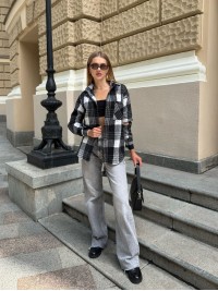 Жіноча фланелева сорочка з розрізом на рукавах чорного кольору 34949