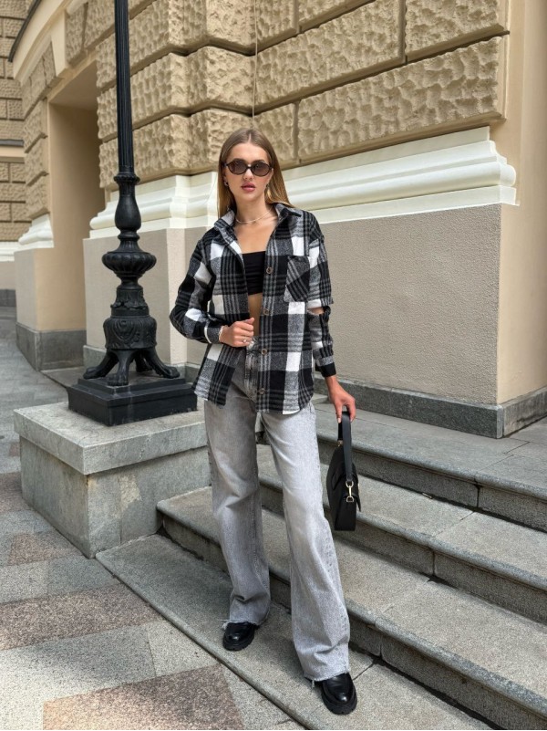 Жіноча фланелева сорочка з розрізом на рукавах чорного кольору 34949