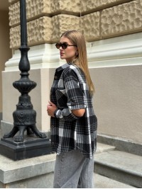 Жіноча фланелева сорочка з розрізом на рукавах чорного кольору 34949