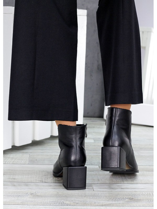 Жіночі шкіряні черевики на каблуку (хутро) чорного кольору 35038