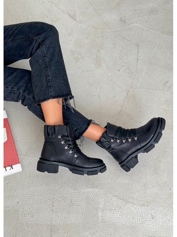 Жіночі шкіряні черевики (байка) чорного кольору 35048