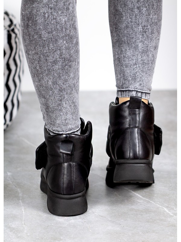 Жіночі шкіряні черевики на липучці (хутро) чорного кольору 35050