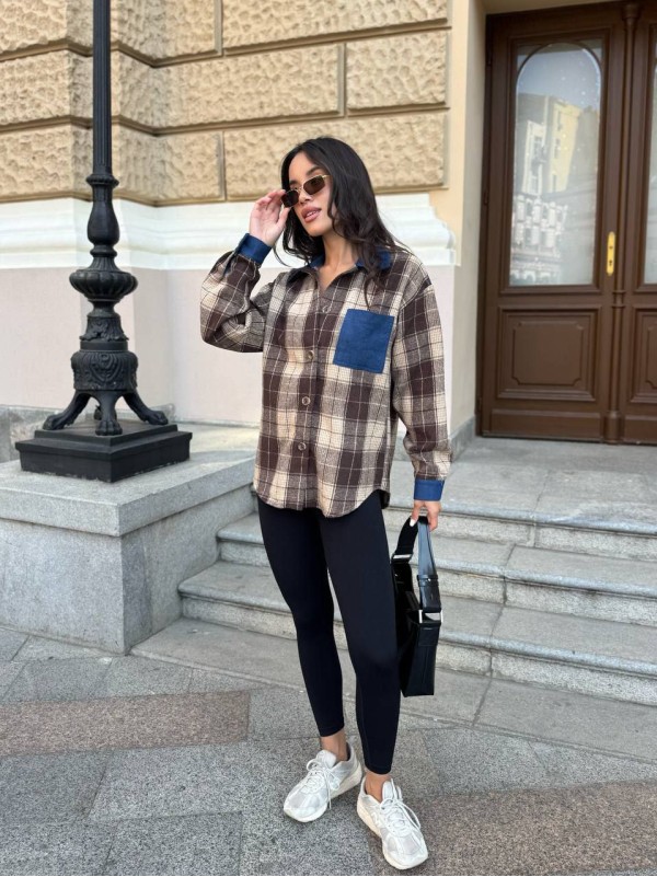 Жіноча байкова сорочка в клітинку з джинсовими вставками кавового кольору 35090