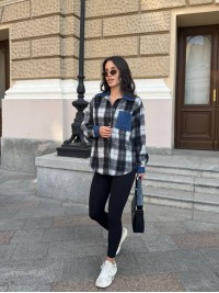 Жіноча байкова сорочка в клітинку з джинсовими вставками чорного кольору 35092