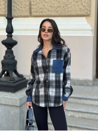Жіноча байкова сорочка в клітинку з джинсовими вставками чорного кольору 35092