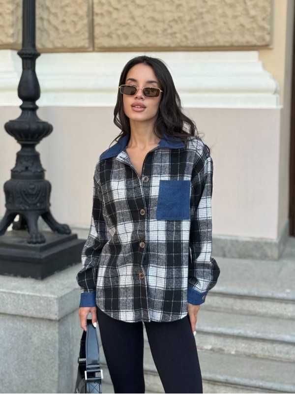 Жіноча байкова сорочка в клітинку з джинсовими вставками чорного кольору 35092