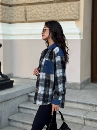 Жіноча байкова сорочка в клітинку з джинсовими вставками чорного кольору 35092