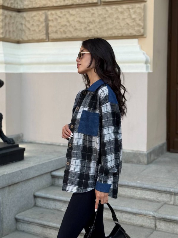 Жіноча байкова сорочка в клітинку з джинсовими вставками чорного кольору 35092