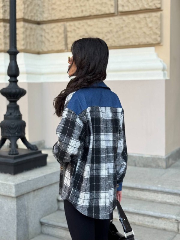 Жіноча байкова сорочка в клітинку з джинсовими вставками чорного кольору 35092