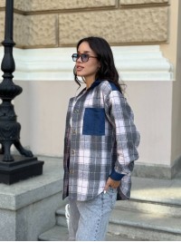 Жіноча байкова сорочка в клітинку з джинсовими вставками сiрого кольору 35093