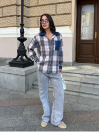 Жіноча байкова сорочка в клітинку з джинсовими вставками сiрого кольору 35093