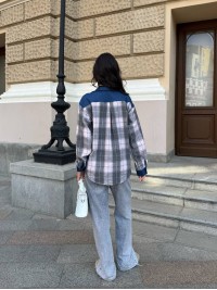 Жіноча байкова сорочка в клітинку з джинсовими вставками сiрого кольору 35093