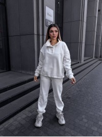 Жіночий теплий костюм на кнопках молочного кольору 35113