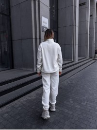 Жіночий теплий костюм на кнопках молочного кольору 35113