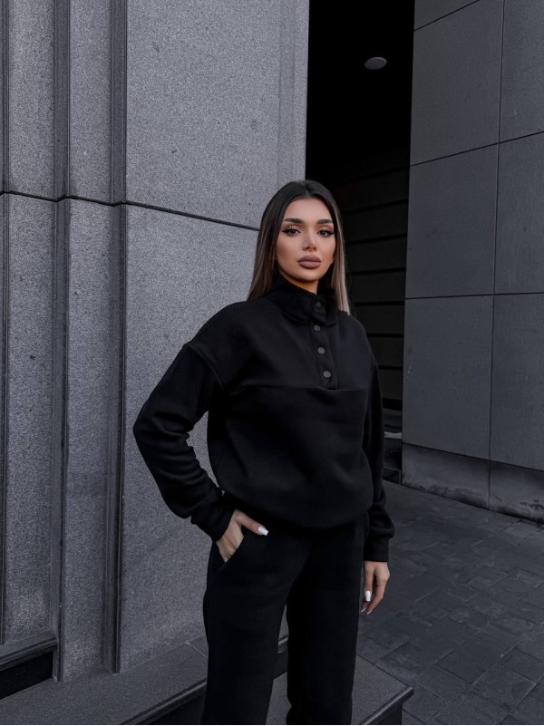 Жіночий теплий костюм на кнопках чорного кольору 35114