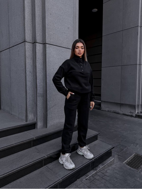 Жіночий теплий костюм на кнопках чорного кольору 35114