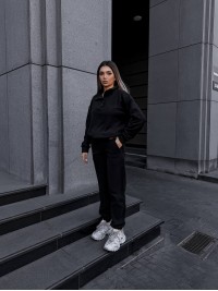 Жіночий теплий костюм на кнопках чорного кольору 35114