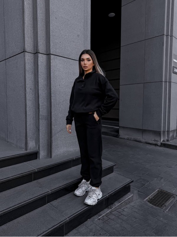 Жіночий теплий костюм на кнопках чорного кольору 35114