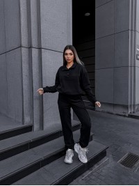 Жіночий теплий костюм на кнопках чорного кольору 35114