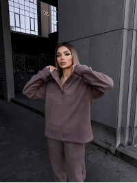 Жіночий теплий костюм на кнопках коричневого кольору 35115