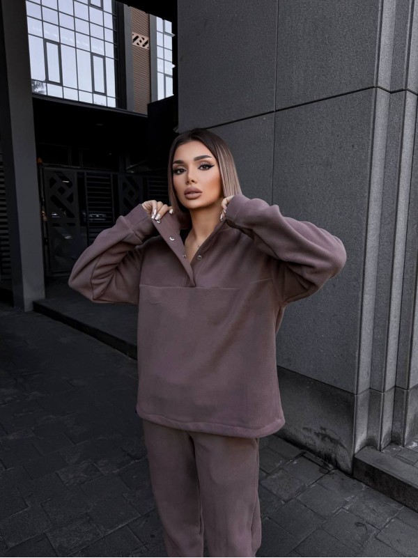 Жіночий теплий костюм на кнопках коричневого кольору 35115