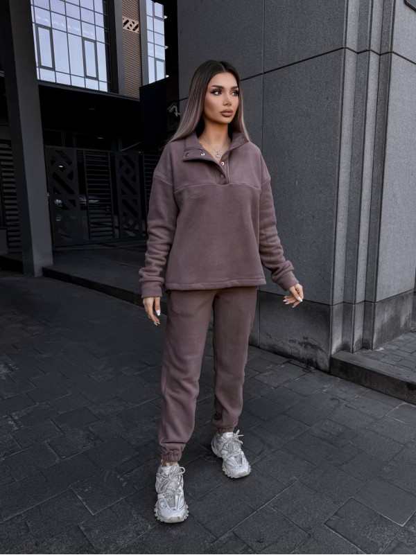 Жіночий теплий костюм на кнопках коричневого кольору 35115