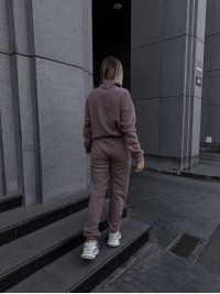 Жіночий теплий костюм на кнопках коричневого кольору 35115