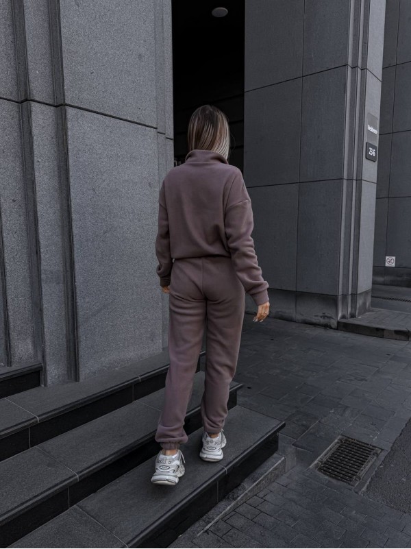 Жіночий теплий костюм на кнопках коричневого кольору 35115