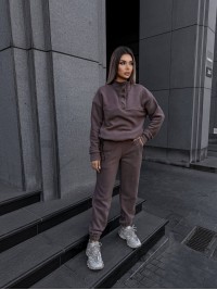 Жіночий теплий костюм на кнопках коричневого кольору 35115