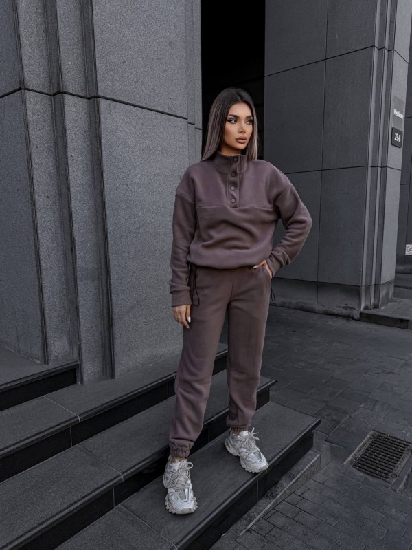 Жіночий теплий костюм на кнопках коричневого кольору 35115