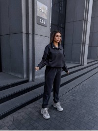 Жіночий теплий костюм на кнопках графiтового кольору 35116