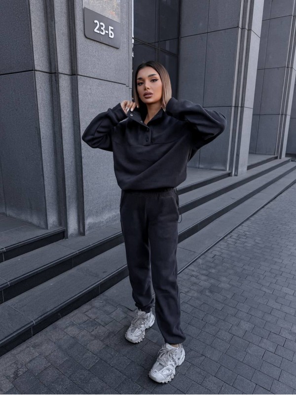 Жіночий теплий костюм на кнопках графiтового кольору 35116