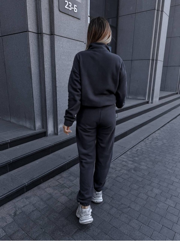 Жіночий теплий костюм на кнопках графiтового кольору 35116