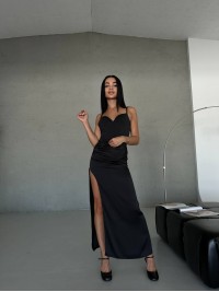 Довга шовкова спідниця з розрiзом чорного кольору 35126