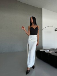 Довга шовкова спідниця з розрiзом молочного кольору 35127